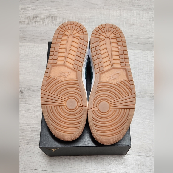 SOLD!! Jordan 1 Low Oxidized Green - Picture 5 of 5